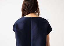 画像をギャラリービューアに読み込む, Tucked Sleeve Blouse in Navy
