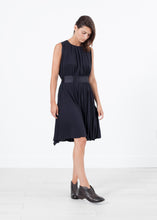 画像をギャラリービューアに読み込む, Sleeveless Pleated Dress in Navy