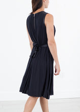 画像をギャラリービューアに読み込む, Sleeveless Pleated Dress in Navy
