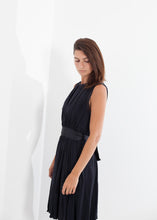 画像をギャラリービューアに読み込む, Sleeveless Pleated Dress in Navy