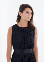 画像をギャラリービューアに読み込む, Sleeveless Pleated Dress in Navy