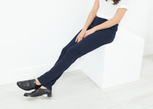 画像をギャラリービューアに読み込む, Easy Slim Pant in Navy