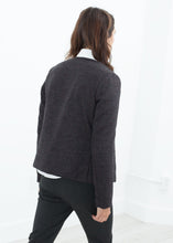 画像をギャラリービューアに読み込む, Camelia Reversible Jacket in Black/Red