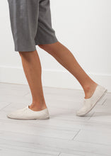 画像をギャラリービューアに読み込む, Diamond Slip-On in White