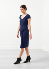 画像をギャラリービューアに読み込む, V-Neck Twist Dress